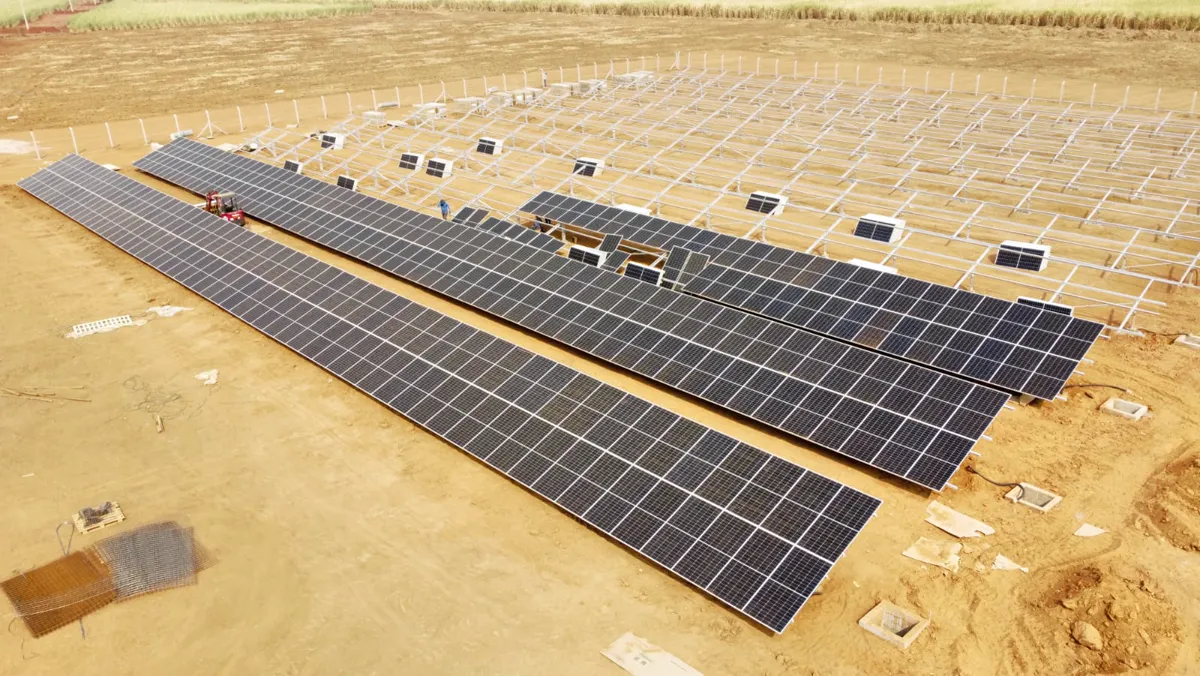 Equipe FuturaVoltaic em obra — instalação direta