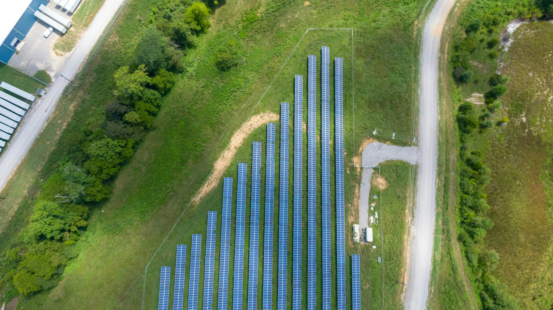 Usina solar em operação — geração e monitoramento contínuos
