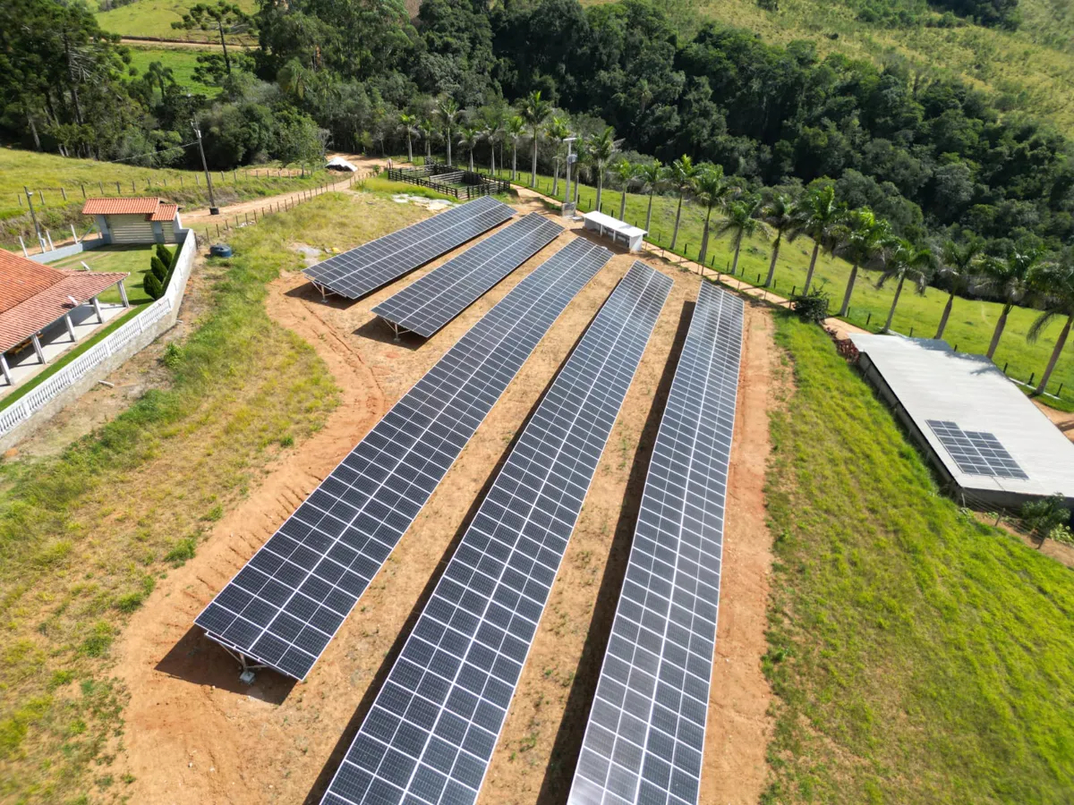 Usina solar em fazenda — agronegócio